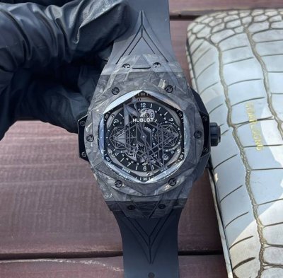 恒宝7750计时机芯，全碳纤维壳，轻便硬度高，独特纹理让每只表都独一无二！！！！