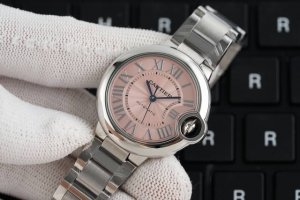 V6蓝气球v7版本 33Mm 36Mm日本机械。 进口油墨印刷，保证字体光泽饱满。超精密镀银扭索雕纹表盘，底纹放大多少倍依然光滑无瑕疵。进口蓝色尖晶石，绽放迷人