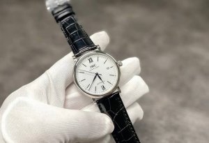 我跟你们说，我戴的这块 Iwc 万国柏涛菲诺“150 周年”特别版男表，那可真是买对了！40Mm 白色表盘配精钢表壳，鳄鱼皮表带黑色的，特显档次。这表质量杠杠的