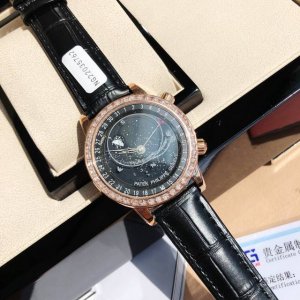 批配盒 支持香港、美国直邮 最新款星空日内瓦苍穹系列6104G 你可想象把星空佩戴在腕上吗？这款星空腕表独具特别星象功能，蓝色圆表盘上就能欣赏日内瓦苍穹图，还有