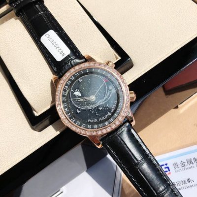 批配盒 支持香港、美国直邮 最新款星空日内瓦苍穹系列6104G 你可想象把星空佩戴在腕上吗？这款星空腕表独具特别星象功能，蓝色圆表盘上就能欣赏日内瓦苍穹图，还有