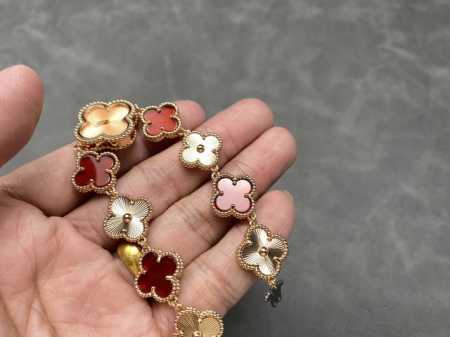 1950手链款 品牌：梵克雅宝-Van Cleef＆Arpels 系列：Alhambra手链款系列 腕表继续沿袭梵克雅宝的标志性图案散发恒久隽永的优雅气息，精美 - 点击图像关闭
