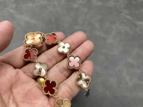 1950手链款 品牌：梵克雅宝-Van Cleef＆Arpels 系列：Alhambra手链款系列 腕表继续沿袭梵克雅宝的标志性图案散发恒久隽永的优雅气息，精美
