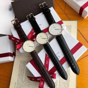 dw原单 Daniel Wellington 丹尼尔 惠灵顿 超薄表盘，有白盘、黑盘，玫壳，银壳可选，表径~男款40Mm，女款36Mm，32Mm，28Mm