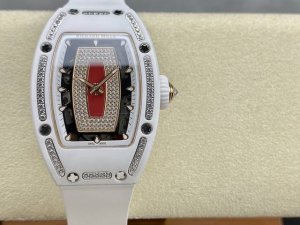 横空出世：明星网红款理查德米勒Rm07-01红唇Rm007 1表壳：采用与原版一致Zta白色黑色陶瓷表壳。 2机芯：独家定制机芯 还原 3表径：还原45.66X