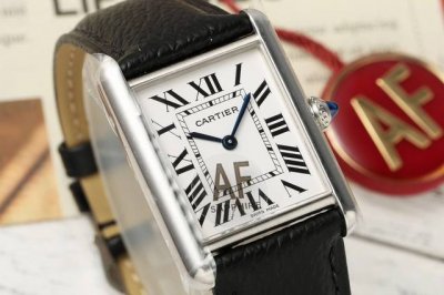 渴望和平、反对战争！卡地亚 Cartier Af 完美展现 坦克系列 低调而不奢华的复古风格 卡地亚Tank坦克系列腕表 表壳 Tank Must新坦克。 小号