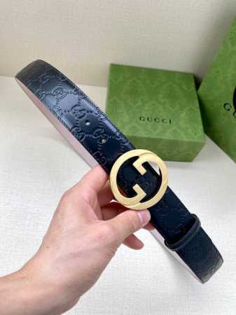 特 宽度4.0Cm Gucci古驰爱的进行曲 全新时装系列精选品牌典藏元素，以几何造型焕新演绎互扣式双G原版钢扣标识，呈现多款别致单品。历久弥新的设计元素与本次 - 点击图像关闭