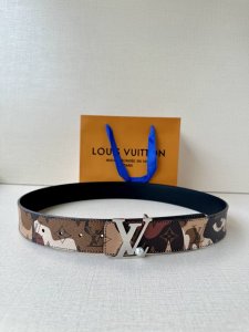 特 本款4.0宽Lv Initiales 双面腰带出自 Lv Portrait 系列，以拼接图案诠释团结和沟通主题。男女面孔之间穿插 Monogram 元素，光