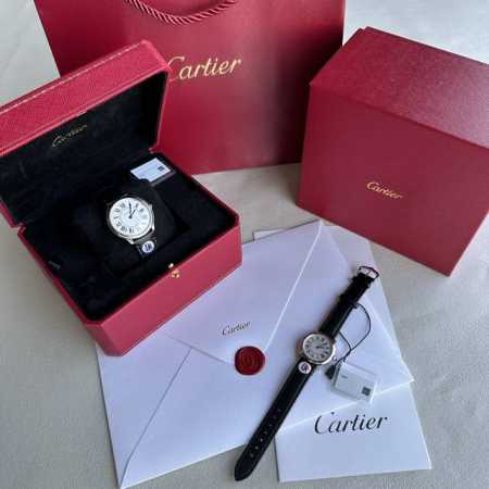 Cartier卡地亚ronde Must伦敦系列石英腕表 全新ronde Must系列腕表 承袭经典圆形造型以更流畅的表壳 与更精致的表盘设计焕美新姿瞩目回归 - 点击图像关闭