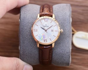 白 金 钢带+20 钻圈+20 欧米茄-Omega 女士腕表 进口石英机芯 316L精钢表壳 直径34Mm厚8Mm该款腕表备受女性喜爱，四季衣服搭配，尽显优雅在