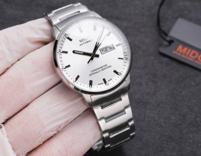 此款出货都以4码合一的形式出货，退换均以三码合一进出，望多理解！ 指挥官系列 Commander自动机械男表，搭载日本进口机芯， 内藏式把头 与一致 40Mm表