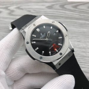 Hbb 宇舶 恒宝 Hublot 经典融合系列 565.Nx. .Lr 机芯：进口9015机械机芯 42小时摆幅振频28800 升级自动陀原装刻度 材料：316