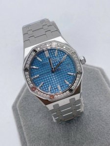 最新款冰蓝34Mm“钢王”女款真钻爱彼“皇家橡树，市场上“唯一一款”和正品每个配件通用互换“版本 ” .. 表圈镶嵌40颗2.0明亮式Vvs级别切割天然美钻 约