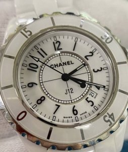 简约大气的象征-香奈儿J12白色陶瓷石英手表 香奈儿J12的诞生书写了独到的腕表佩戴法则[点赞R] 白色的表盘和表带搭配黑色的数字刻度和时针 分针，秒针带了那种