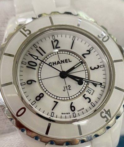 简约大气的象征-香奈儿J12白色陶瓷石英手表 香奈儿J12的诞生书写了独到的腕表佩戴法则[点赞R] 白色的表盘和表带搭配黑色的数字刻度和时针 分针，秒针带了那种