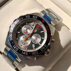 新款高颜值已上线！ 。Original Tagheuer 泰格豪雅F1系列，石英男士腕表 原单货！表面立体裁制，六针计时带日历！瑞士原装机芯！精钢表带表壳，蓝宝