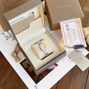 宝格丽serpenti Seduttori 真钻配证书 自古以来，蛇形图案就时常出现珠宝饰品中，作为智慧，重生和生命力的象征，它既是装饰品也是护身符。而如今提到
