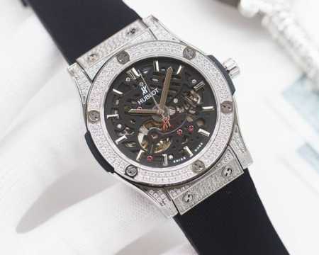 白壳 ，金壳 品牌：恒宝-Hublot 类型：男士腕表 壳套：顶级版316精钢l 表带：天然橡胶防水胶带 进口小牛皮表带 机芯：全自动机械机芯 镜面：矿物质防刮 - 点击图像关闭