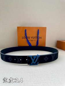特 本款3.4宽 Lv Initiales 双面腰带选用崭新皮革，以丰盈触感演绎 翻转即见老花压纹。金属 Lv 搭扣呈现做旧效果，摩登设计实现灵活搭配