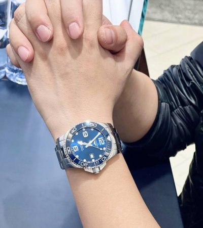 浪琴康卡斯的意义！是我送给你最好的礼物 你知道浪琴康卡斯 Conquest的意义吗 每一只浪琴康卡斯手表后背 都有一串英文 Conquest 和康卡斯一起去征服