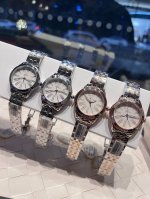 白皮 玫 刚带+20钻圈+20 2025年最新款 欧米茄精湛品质-女神专属 瑞士石英机心，女士精品腕表新颖时尚设计，表款堪称是系列中最迷人的表款之一，尽显优雅气