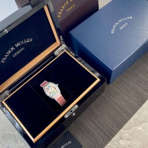 Franck Muller 法兰克穆勒 Fm V32 高级珠宝系列瑞士石英尺寸32*42.3Mm，酒桶形外壳，全手工镶钻，太阳压纹折射表盘，浮雕数字时标，Van