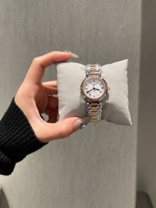 白 金 钻20 浪琴心月系列女士腕表， 正品一致 进口石英机芯，精钢圆形表壳，表径30.5Mm，抗磨损合成双卜蓝宝石玻璃 数据同步正品 ，A级深海白色珍珠母贝字