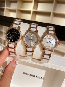 陶瓷白 金 钻30 品牌:浪琴 类型:女士专属定制款 机芯:日本进口石英机芯 表带:采用316精钢表带 玻璃:供形蓝光玻璃尺寸:女装30Mm