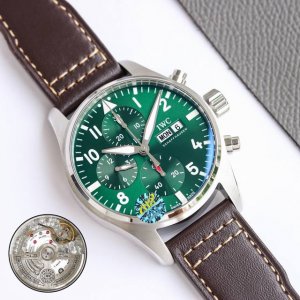 绿蓝面 ，红面 匠心巨作 Iwc万国飞行员新款Iw388101 Iw388103，腕表采用精钢材质表壳，做工成熟，线条清晰而富有立体感，颜色搭配和谐，非常百搭。