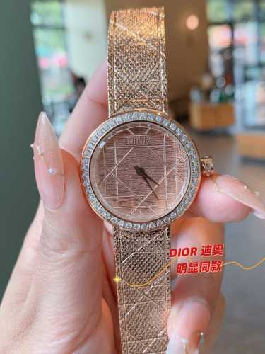金白同价 迪奥La D My Dior Cd04111X1248Cd04115X1251系列腕表。优美的弧线设计，搭配两枚利落指针、便以其极简之风，成为迪奥的标