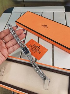 金 爱马仕 女款nantucket系列 承载石英机芯 镜面17X23Mm 表带“自由散落状锚链”双排镶钻表壳 数字星空蓝表盘 搭配简式按扣方便佩戴 腕 春季爆款