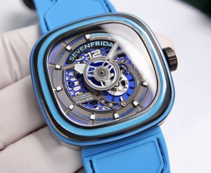新款上市 Sevenfriday 橙、蓝、绿三色齐发，底层黑色营造对比，直接捕捉你的心。 世界不是非黑即白，有色彩，更精彩。