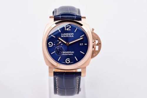 Vs 新品：44Mm“骚蓝”庐米诺红金腕表M1112。金表无数，唯有沛 Na 海红金表浓郁深厚，特征性设计，视觉上独特，形态上扎实，戴着过瘾！买红金系列的那必定