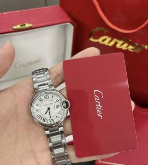 卡地亚蓝气球这风也是刮的挺猛 刚入职表戴的女士表款，实物绝美 不得不说上手炒鸡好看！ 送礼一定要把它列入清单噢~ 建议叠戴手饰，可盐可甜，很是温柔 手表风格没有