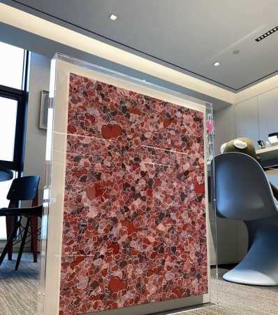 我收藏的所有的#亢世新#的版画都用了同一种裱框方式，即画布包框后再用亚克力装裱，这种装裱方式的确是更为复杂且更为昂贵的，但这样装裱能够裱出原作的感觉，从上墙后的 - 点击图像关闭