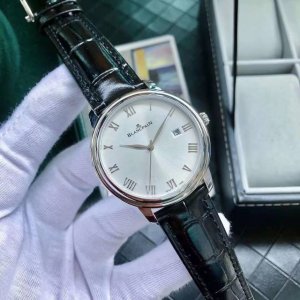 白 金730品牌:宝珀 三针新品，商务休闲 奢华大气类型：精品男士腕表 新品 表带：真牛皮表带 舒适 机芯:进口西铁城机芯 稳定 材料：矿物质防刮镜面 高清，耐
