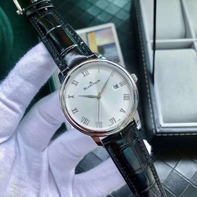 白 金730品牌:宝珀 三针新品，商务休闲 奢华大气类型：精品男士腕表 新品 表带：真牛皮表带 舒适 机芯:进口西铁城机芯 稳定 材料：矿物质防刮镜面 高清，耐