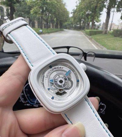 颠覆传统，工业美学 47.6×47Mm超大表盘 白色表带超有质感。 蓝色指针和表带上面的蓝色走线真是点睛之笔 男士和女士都可以搭配 真的是太好看了 #男司机车载