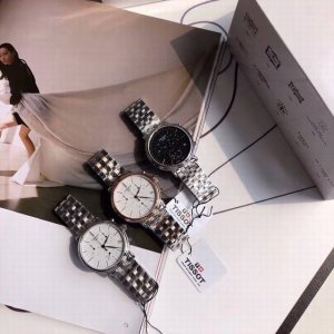 包装:30 50 专柜最新款 独家发售。天梭t122卡森系列男表。简约表设盘计，表径40Mm，8毫米超表薄盘，上手舒适！简单优雅的计设深受消费者喜爱，蓝宝石玻璃