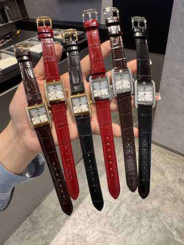 白钻 金钻470爱马仕 Hermes C系列最新款夏季来炸！多亏了这只爱马仕！今天也是精致的打工人，每天出门必戴它，马蹄形盘面还是我最喜欢的贝母盘而且石英机芯对