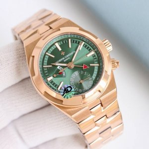 Tw新品江诗丹顿纵横四海7900V系列腕表 顶级奢华的经典型41Mm钢表壳线条流畅质感细腻，可与表链完美链接，表身后表带上烙印江诗丹顿马耳他十字标志，旭日纹缎面
