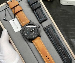 我入手了沛呐海 pam01441，这表太酷啦！44Mm 黑色陶瓷表壳，哑光质感超棒，表盘看着特舒服。表身全黑陶瓷，不愧是“黑武士”。质量超硬，戴着很有分量但不压