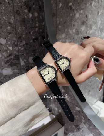 卡地亚座钟系列。卡地亚cloche 腕表的历史可以追溯至1920年，是 Cartier 产量最少的系列作品之一。腕表得名于奇特的表壳形状 水平放置时看起来如同一 - 点击图像关闭