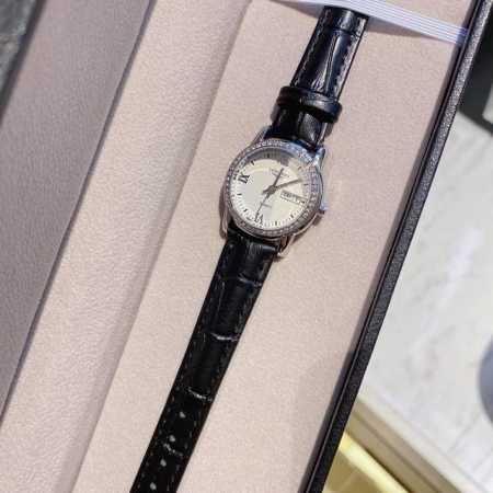 浪琴 Longines 索依米亚 进口日本石英机芯 小牛皮表带。 传统三针设计 日历星期显示 尺寸：女款30Mm 实物实拍，欢迎转发 - 点击图像关闭