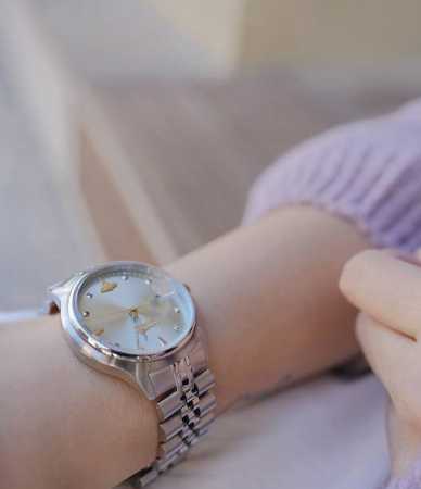 介么美的西太后女孩纸怎么能错过呀 实物拿到手有被惊艳到耶 我是觉得碎冰蓝表盘尊滴太美啦 这款是四季款还蛮百搭 上手显白还蛮给女生气质加分耶 我感觉清透淡蓝色敲适 - 点击图像关闭