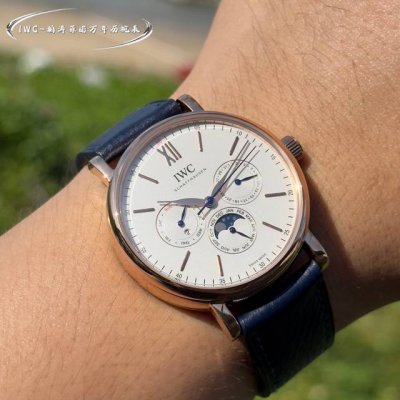 颜值巅峰 倾情演绎 DDD Iwc旗下最耀眼的明星，万年一瞬，品鉴Iwc万国柏涛菲诺万年历腕表！ DDD 1 机芯 采用3836-2型自制机芯，其机芯运转稳定，