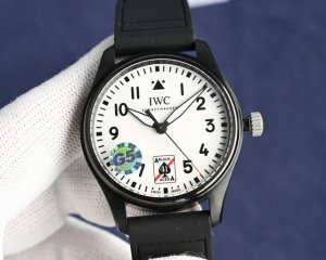 全新推出Iwc万国 Iw328210 马克二十系列 别名：Iwc-梅赛德斯- Amg马石油F1车队特别款 资料如下： 尺寸：40* 10.68 Mm 表镜：蓝宝