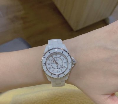 香奈儿J12系列 H1628 经典白陶瓷款 表径33Mm 中等尺寸 石英机芯 走时精准 盘面采用了钻石时标 外圈可旋转 日期显示 米防水 外观时尚靓丽 是现代都