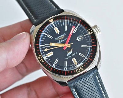 浪琴 Longines 全新 浪琴表高频精密天文台系列 1. 43毫米枕形316精钢表壳，醒目的红色分针与时针均涂以夜光涂层，贼予表款鲜明的先锋运动风格，300