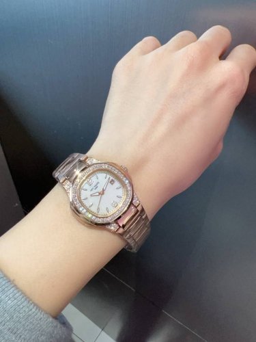 百达翡丽-patek phlllppe 鹦鹉螺Nautilus女款外径33Mm，西铁城石英机芯，自动折叠扣，采用原装进口316不锈钢材质，蓝宝石镜面，手工镶嵌施